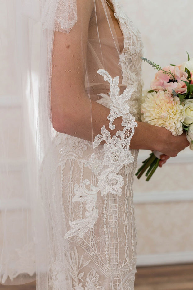 AMELIANA FINGERTIP VEIL WITH SCATTERED LACE EDGE