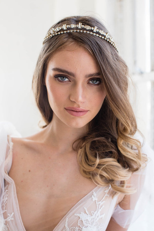 AMORA CROWN