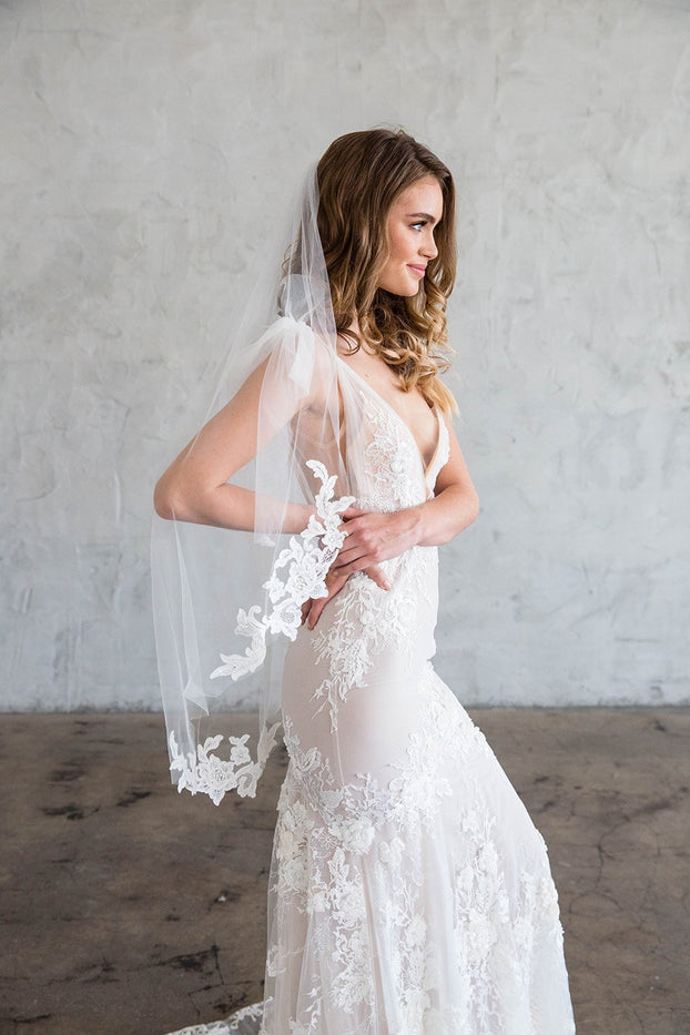 AMELIANA FINGERTIP VEIL WITH SCATTERED LACE EDGE
