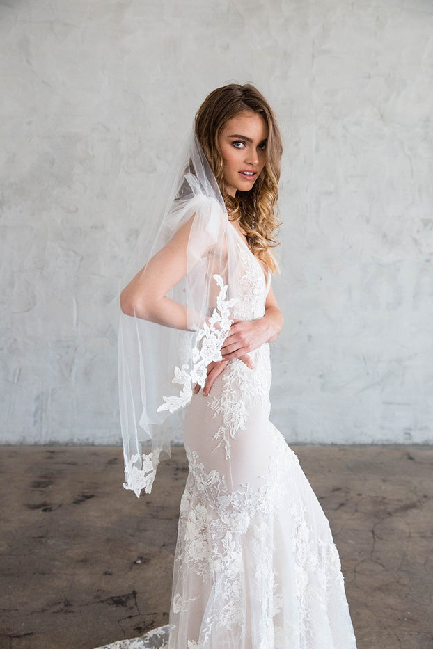 AMELIANA FINGERTIP VEIL WITH SCATTERED LACE EDGE