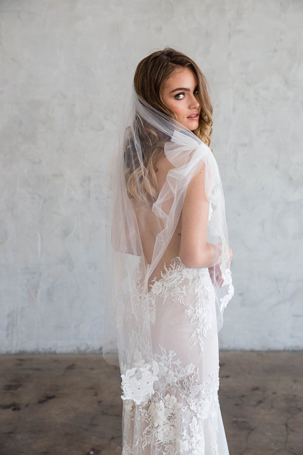 AMELIANA FINGERTIP VEIL WITH SCATTERED LACE EDGE