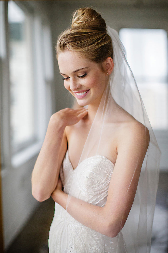 http://bridesandhairpins.com/cdn/shop/products/christina_veil_bridal_wedding_hair_accessories_veils-1_1024x1024.jpg?v=1570114005