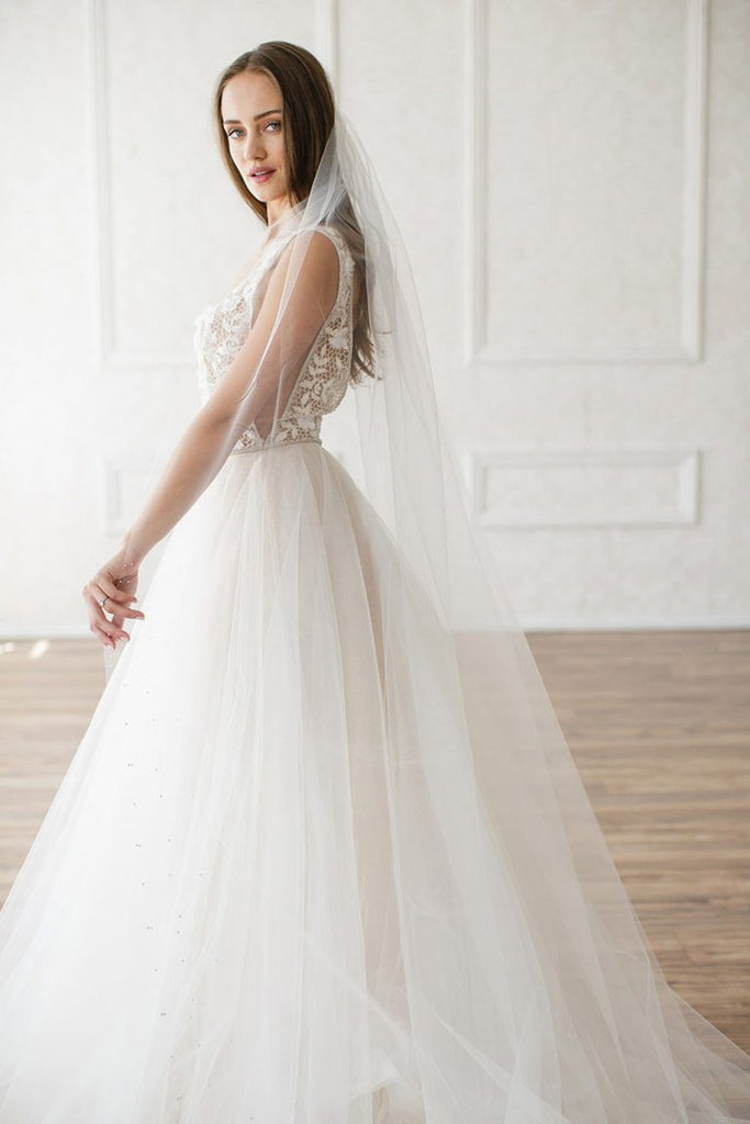 http://bridesandhairpins.com/cdn/shop/products/luella_veil_bridal_wedding_hair_accessories_veils-13-768x1152_1024x1024.jpg?v=1544559262
