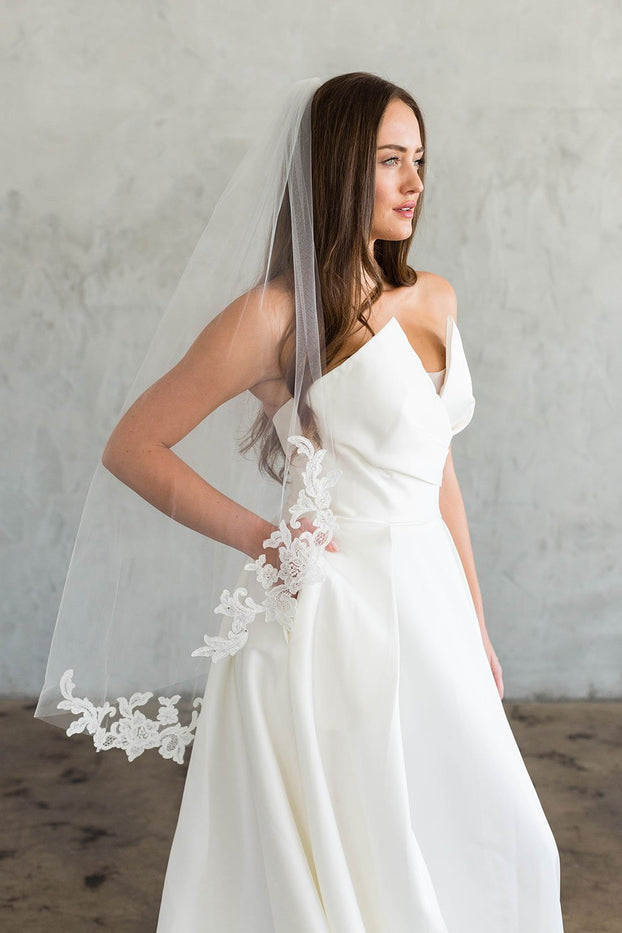 AMELIANA FINGERTIP VEIL WITH SCATTERED LACE EDGE – Brides & Hairpins