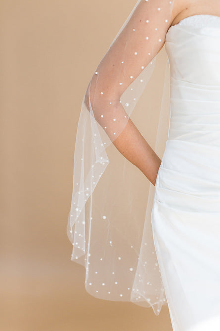 VERITY FINGERTIP VEIL EDGED WITH DENSE PEARLS