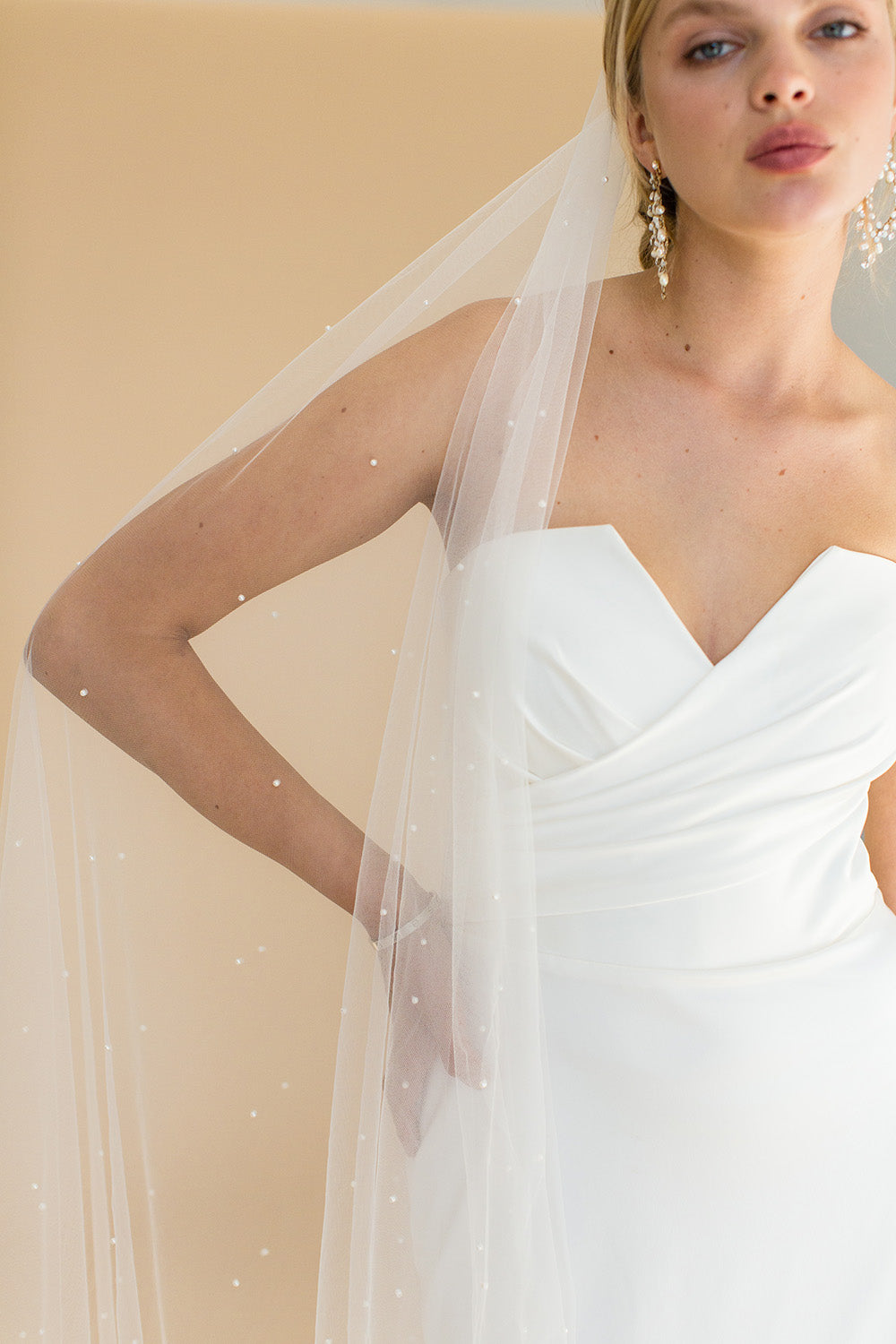 EUDORA FLOOR LENGTH VEIL & SCATTERED PEARLS