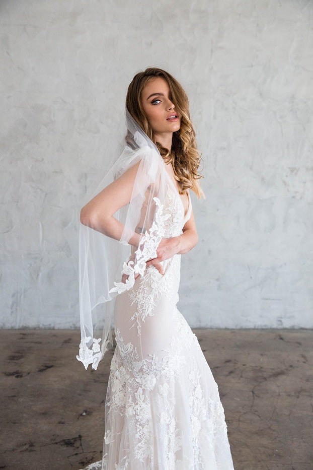 AMELIANA FINGERTIP VEIL WITH SCATTERED LACE EDGE